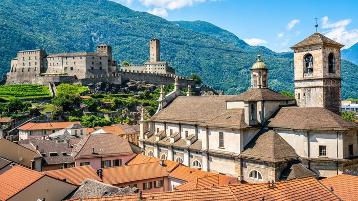 Castello Grande di Bellinzona con la collegiata dei Santi Pietro e Stefano